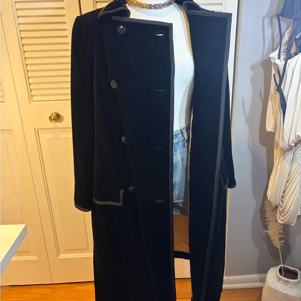 Elegant Black Velvet Women's Coat - Picture 11 of 12